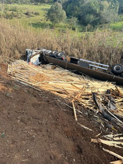 Candói: Caminhão tombado com carga de madeira é incendiado após tentativa de saque da carga na BR 277